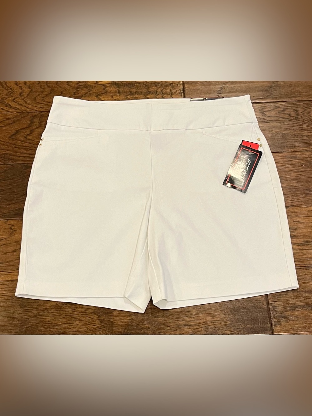 NWT Attyre New York Women’s White Samantha Shorts Size 14